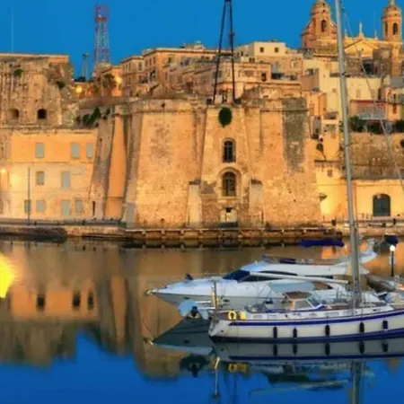 Apartment Charming Town House In Cospicua, Valperga *